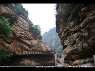 Heilongtan (Black Dragon Pond) is a new popular summer resort located in Miyun County, about 100 kilometers northeast of Beijing. Every summer, visitors from the urban oven flock to the pond to escape scalding temperatures. The getaway is home to 18 lagoons and three waterfalls with a height of 220 meters. [albertyth/bbs.fengniao.com]