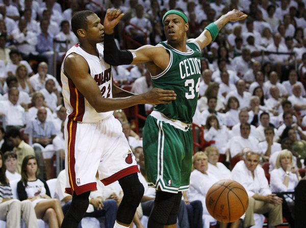 Boston Celtics Paul Pierce (R) reacts after being fouled by the Miami Heat's James Jones during second half of Game 1 of their NBA Eastern Conference basketball playoff series in Miami May 1, 2011. (Xinhua/Reuters Photo) 