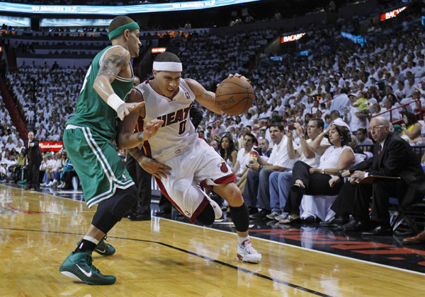 Miami Heat's Mike Bibby (R) battles the defense of Boston Celtics Delonte West during the first quarter of Game 1 of their NBA Eastern Conference basketball playoff series in Miami May 1, 2011. (Xinhua/Reuters Photo) 