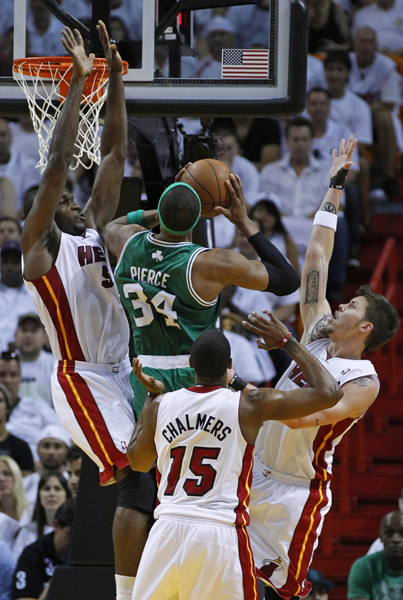 Boston Celtics Paul Pierce (C) is blocked by Miami Heat's Joel Anthony (L) and Mike Miller (R) as Mario Chalmers looks on during the second quarter of Game 1 of their NBA Eastern Conference basketball playoff series in Miami May 1, 2011. (Xinhua/Reuters Photo) 