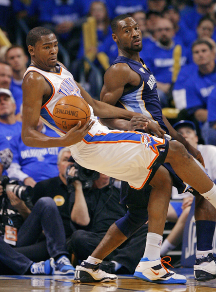 Oklahoma City Thunder forward Kevin Durant (35) is fouled on a rebound by Memphis Grizzlies' guard Sam Young (4) during the second half of Game 1 of the second round of the Western Conference NBA basketball playoffs in Oklahoma City, Oklahoma, May 1, 2011. (Xinhua/Reuters Photo) 