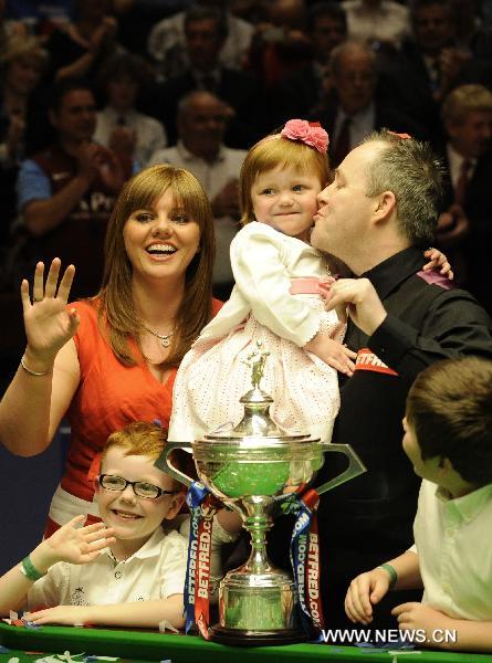 John Higgins of Scotland celebrates with his family after winning his final match against Judd Trump of England in 2011's World Snooker Championship in Sheffield, Britain, May 2, 2011. Higgins won 18-15 to claim the title for the fourth time. (Xinhua/Zeng Yi) 