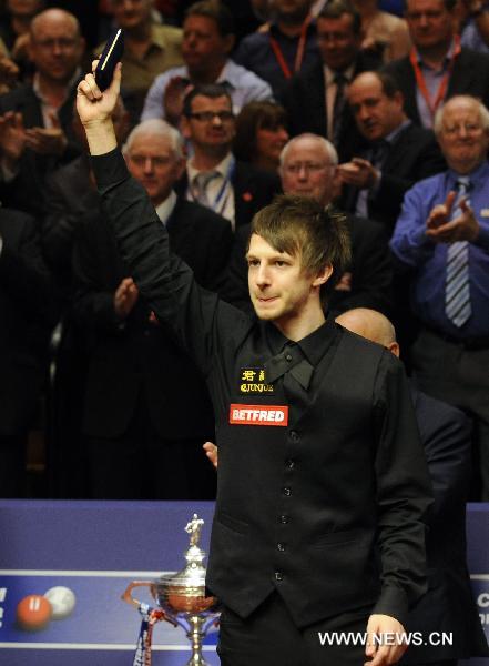 Judd Trump of England celebrates with his trophy after the final match against John Higgins of Scotland in 2011's World Snooker Championship in Sheffield, Britain, May 2, 2011. Trump lost the final 15-18 to take the second place. (Xinhua/Zeng Yi) 