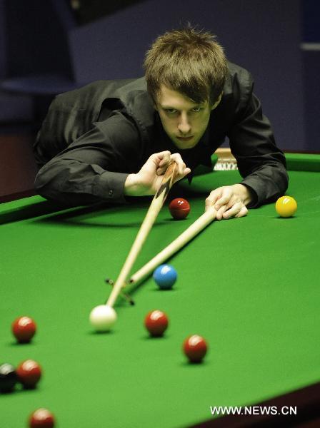 Judd Trump of England plays during the final match against John Higgins of Scotland in 2011's World Snooker Championship in Sheffield, Britain, May 2, 2011. Trump lost the final 15-18 to take the second place. (Xinhua/Zeng Yi) 