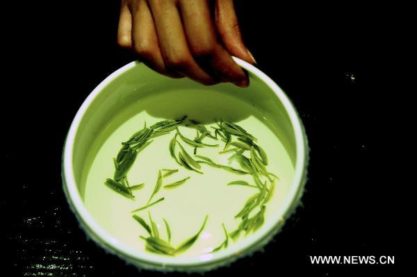 Enshi Yulu Tea or Jade Dew Tea is seen after being steeped into boiled water in Enshi Tujia and Miao Autonomous Prefecture, central China's Hubei province, May 1, 2011. [Xinhua]