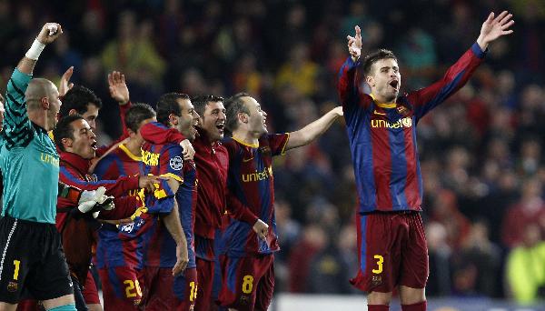 Barcelona's Gerard Pique (R) celebrates qualifying for the final with teammates after the Champions League semi-final second leg soccer match against Real Madrid at Nou Camp stadium in Barcelona May 3, 2011.(Xinhua/Reuters Photo)