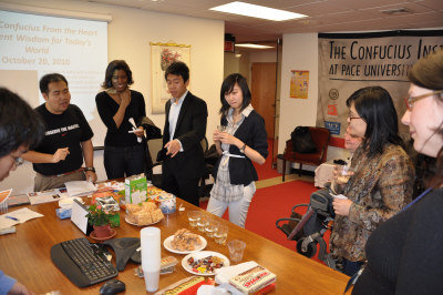 師生和市民們在紐約佩斯大學孔子學院品嘗中國傳統美食。 Teachers, students and local residents enjoy traditional Chinese cuisines in the Confucius Institute at New York's Pace University.