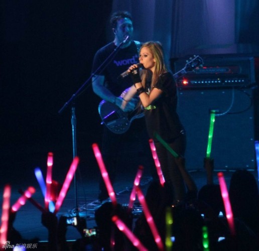 North American pop punk star Avril Lavigne brought the house down during a passionate performance in Shanghai on Monday night as part of her Black Star tour.