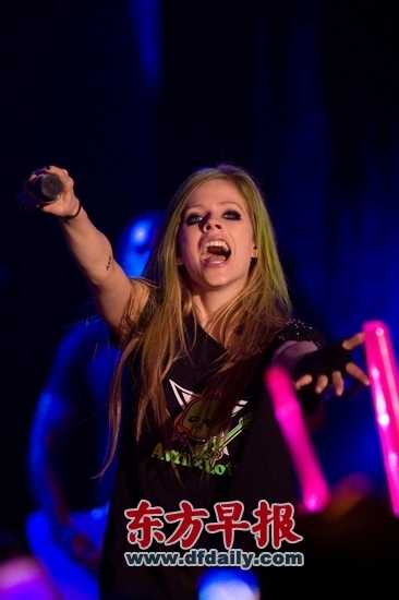 North American pop punk star Avril Lavigne brought the house down during a passionate performance in Shanghai on Monday night as part of her Black Star tour.