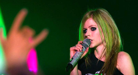 North American pop punk star Avril Lavigne brought the house down during a passionate performance in Shanghai on Monday night as part of her Black Star tour. 