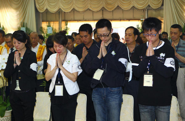 Relatives of mainland victims killed in a train crash in Chiayi county, Taiwan, attend a memorial ceremony in Chiayi on Tuesday, seven days after the accident in accordance with tradition. Five people were killed and 107 injured after a falling tree derailed the train, carrying mostly mainland tourists, on April 27, 2011.