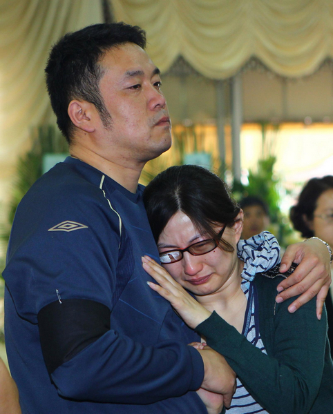 Relatives of mainland victims killed in a train crash in Chiayi county, Taiwan, attend a memorial ceremony in Chiayi on Tuesday, seven days after the accident in accordance with tradition. Five people were killed and 107 injured after a falling tree derailed the train, carrying mostly mainland tourists, on April 27, 2011. 