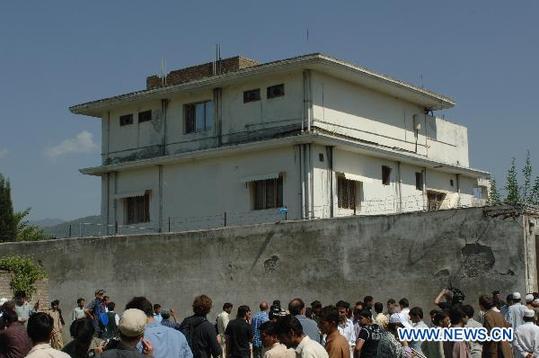 Media personnels and local residents gather outside the compound where Osama bin Laden had been living for years in Abbottabad, a main city in Pakistan's northwestern Khyber Pakhtunkhwa province, on May 3, 2011. 