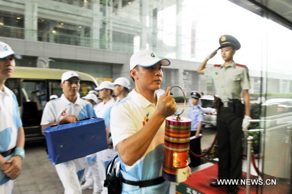 The flame lantern of the 26th Summer Universiade arrives at Shenzhen, south China's Guangdong Province, on May 4, 2011. (Xinhua/Chen Yehua) 