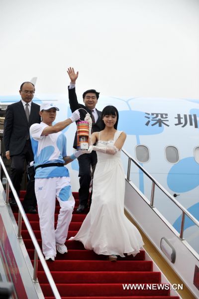 The flame lantern of the Universiade arrives at Shenzhen, south China's Guangdong Province, on May 4, 2011. (Xinhua/Chen Yehua) 