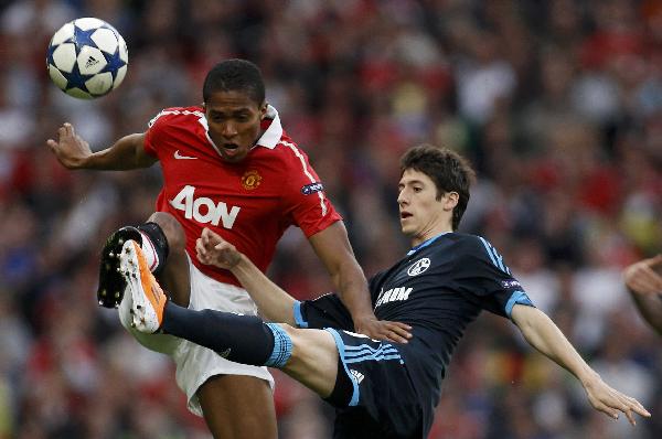 Manchester United's Antonio Valencia challenges Schalke 04's Sergio Escudero during their Champions League semi-final second leg soccer match at Old Trafford in Manchester,northern England May 4, 2011. Manchester United routed Schalke 4-1 as Anderson scored twice, advancing to the Champions League final against Barcelona.(Xinhua/Reuters Photo)