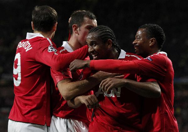 Manchester United's Oliveira Anderson (2nd R) is congratulated by teammates after scoring during their Champions League semi-final second leg soccer match against Schalke 04 at Old Trafford in Manchester, May 4, 2011. (Xinhua/Reuters Photo)