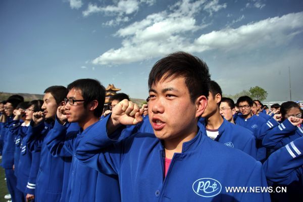 Students take an oath during a ceremony, in which those young men are considered as adults, in the No. 1 middle school in Pingliang of northwest China's Gansu Province, May 4, 2011, the Chinese Youth Day. (Xinhua/Yang Xin) (hdt) 