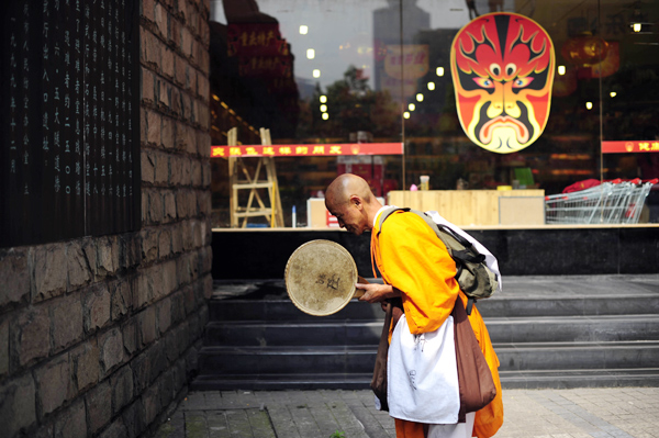 Japanese monk makes amends in China