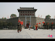 Xi'an's City Wall is one of the oldest and best preserved in China and indeed it is one of the largest surviving ancient defense systems in the world. The existing wall was built during the Ming Dynasty and encloses 14 square kilometers of the city. [Photo by Lin Liyao]