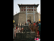 Xi'an's City Wall is one of the oldest and best preserved in China and indeed it is one of the largest surviving ancient defense systems in the world. The existing wall was built during the Ming Dynasty and encloses 14 square kilometers of the city. [Photo by Lin Liyao]
