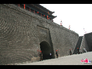 Xi'an's City Wall is one of the oldest and best preserved in China and indeed it is one of the largest surviving ancient defense systems in the world. The existing wall was built during the Ming Dynasty and encloses 14 square kilometers of the city. [Photo by Lin Liyao]