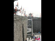 Xi'an's City Wall is one of the oldest and best preserved in China and indeed it is one of the largest surviving ancient defense systems in the world. The existing wall was built during the Ming Dynasty and encloses 14 square kilometers of the city. [Photo by Lin Liyao]