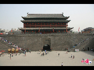Xi'an's City Wall is one of the oldest and best preserved in China and indeed it is one of the largest surviving ancient defense systems in the world. The existing wall was built during the Ming Dynasty and encloses 14 square kilometers of the city. [Photo by Lin Liyao]