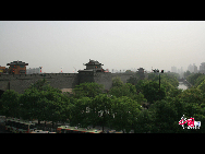 Xi'an's City Wall is one of the oldest and best preserved in China and indeed it is one of the largest surviving ancient defense systems in the world. The existing wall was built during the Ming Dynasty and encloses 14 square kilometers of the city. [Photo by Lin Liyao]