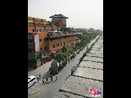 Xi'an's City Wall is one of the oldest and best preserved in China and indeed it is one of the largest surviving ancient defense systems in the world. The existing wall was built during the Ming Dynasty and encloses 14 square kilometers of the city. [Photo by Lin Liyao]