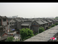 Xi'an's City Wall is one of the oldest and best preserved in China and indeed it is one of the largest surviving ancient defense systems in the world. The existing wall was built during the Ming Dynasty and encloses 14 square kilometers of the city. [Photo by Lin Liyao]