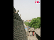 Xi'an's City Wall is one of the oldest and best preserved in China and indeed it is one of the largest surviving ancient defense systems in the world. The existing wall was built during the Ming Dynasty and encloses 14 square kilometers of the city. [Photo by Lin Liyao]