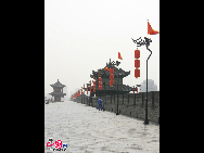 Xi'an's City Wall is one of the oldest and best preserved in China and indeed it is one of the largest surviving ancient defense systems in the world. The existing wall was built during the Ming Dynasty and encloses 14 square kilometers of the city. [Photo by Lin Liyao]