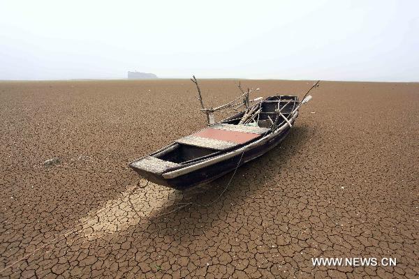 Boats are seen stranding on crackled bed of the Xieshan water area of the Poyang Lake in east China's Jiangxi Province, May 4, 2011. [Xinhua] 