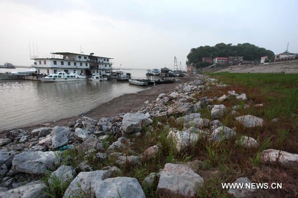 Stones scattered on the river bed are seen at the Xieshan water area of the Poyang Lake in east China's Jiangxi Province, May 3, 2011. The water level of Poyang Lake continues to drop due to the poor precipitation in the previous four months and the uneven distribution of rainfall in the province.