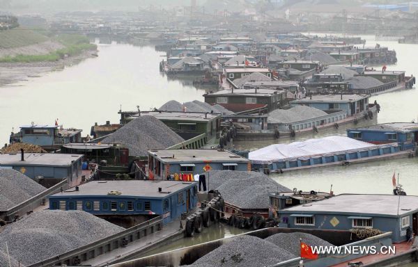 Numerous boats are seen detained in the Dongtiaoxi navigation channel in Huzhou City, east China&apos;s Zhejiang Province, May 4, 2011. The lower water level than normal years has caused a backup of traffic in waterway here. Since April 30, more than 700 boats have been struck here. [Xinhua] 