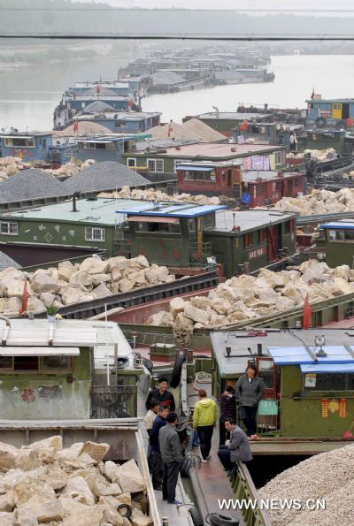 Numerous boats are detained in the Dongtiaoxi navigation channel in Huzhou City, east China&apos;s Zhejiang Province, May 4, 2011. The lower water level than normal years has caused a backup of traffic in waterway here. Since April 30, more than 700 boats have been struck here. 
