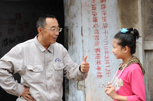 Guo Mingyi and the child he supported.