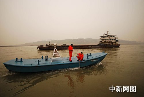 Officials on Wednesday warned that an extended low-flow period caused by the lingering spring drought in central China might pose a threat to navigation in parts of the Yangtze River, the country's longest waterway.