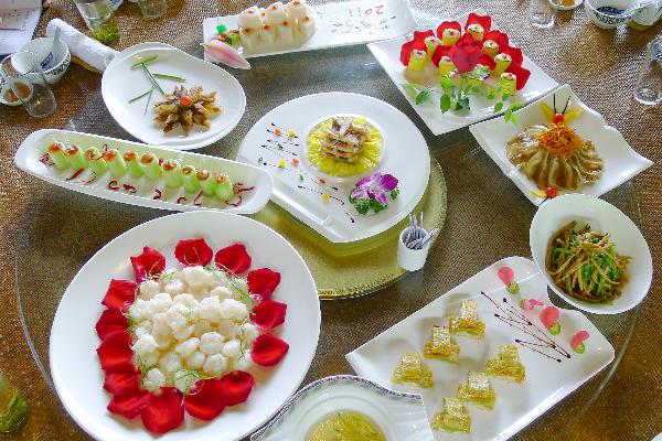 Photo taken on May 5, 2011 shows dishes cooked with dried flowers at a flower dish banquet in Hangzhou, capital of east China's Zhejiang Province. Dozens of flower species like roses, chrysanthemums and lilies were cooked as ingredients by the chefs here Thursday.