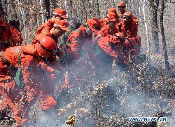 Firefighters work to control a forest fire in Jiayin County of Yichun, northeast China&apos;s Heilongjiang Province, May 5, 2011. Suddenly occuring here on Thursday morning, a forest fire has been broken under control as of the press time.