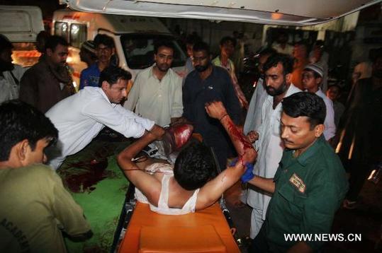 People transfer an injured man to a hospital in southern Pakistani port city of Karachi, May 6, 2011. At least five people were killed and 18 others injured in a blast that took place Friday night in Karachi, the largest industrial city in Pakistan, reported local Urdu TV channel News 5. [Arshad/Xinhua]