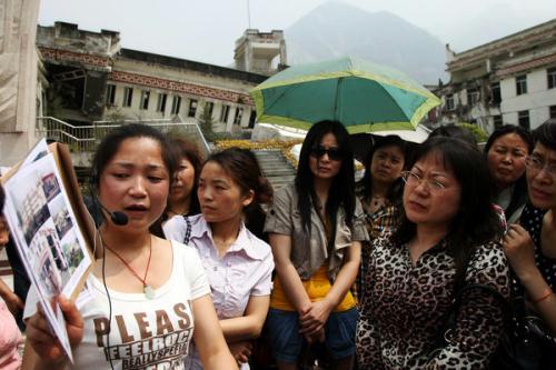 Visitors come to visit the earthquake relic in Yingxiu town.