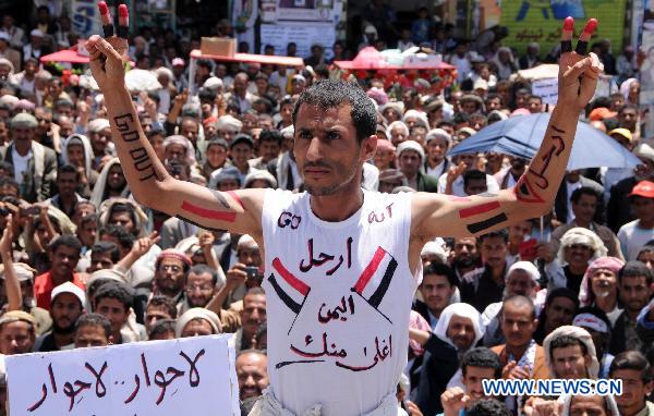 Anti-government protesters attend a protest in Saana, Yemen, May 6, 2011. Yemeni President Ali Abdullah Saleh on Friday told a rally of his supporters that he would remain 'steadfast' in resisting his opponents' demand of his immediate ouster. 