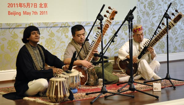 Artists perform to mark the 150th birth anniversary of Rabindranath Tagore in Beijing on May 7, 2011. [Wang Zhiyong/China.org.cn]