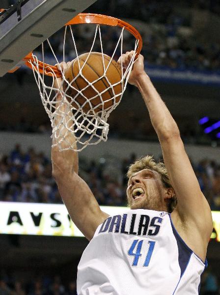 Dallas Mavericks' Dirk Nowitzki of Germany dunks on the Los Angeles Lakers during Game 4 of the NBA Western Conference semi-final basketball playoff in Dallas, Texas, May 8, 2011. (Xinhua/Reuters Photo) 