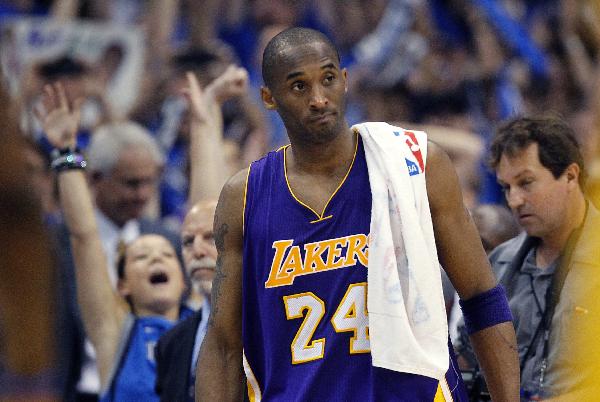 Los Angeles Lakers Kobe Bryant walks off the court after Game 4 of the NBA Western Conference semi-final basketball playoff against Dallas Mavericks in Dallas, Texas, May 8, 2011. (Xinhua/Reuters Photo) 