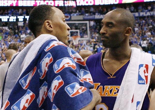 Los Angeles Lakers' Kobe Bryant (R) congratulates Dallas Mavericks' Shawn Marion after the Mavericks defeated the Lakers in Game 4 of the NBA Western Conference semi-final basketball playoff in Dallas, Texas, May 8, 2011. (Xinhua/Reuters Photo) 