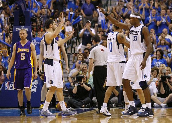 Los Angeles Lakers' players and Dallas Mavericks' players clap after the Mavericks defeated the Lakers in Game 4 of the NBA Western Conference semi-final basketball playoff in Dallas, Texas, May 8, 2011. (Xinhua/Reuters Photo) 