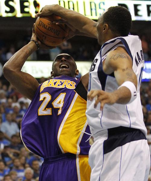 Los Angeles Lakers' Kobe Bryant (L) is blocked by Dallas Mavericks' Shawn Marion during Game 4 of the NBA Western Conference semi-final basketball playoff in Dallas, Texas, May 8, 2011. (Xinhua/Reuters Photo) 